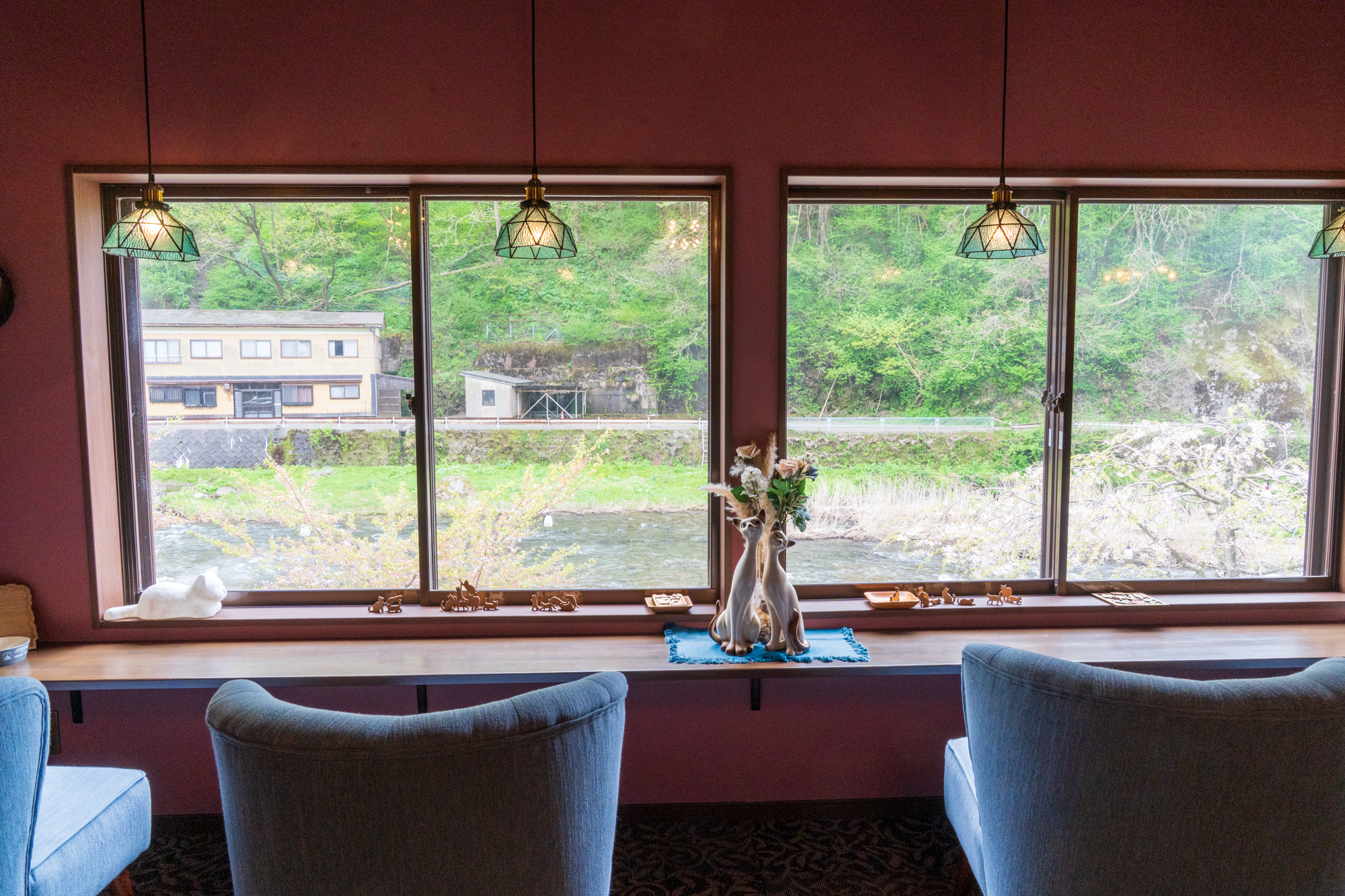 2F 川床を望む窓辺席